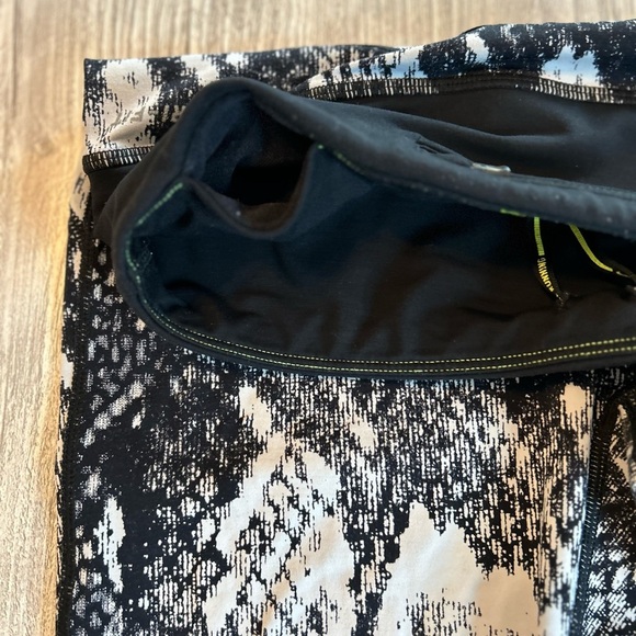 Nike Epic Lux All Over Snake Print Running Leggings Women’s Medium with Pockets. - Picture 8 of 13